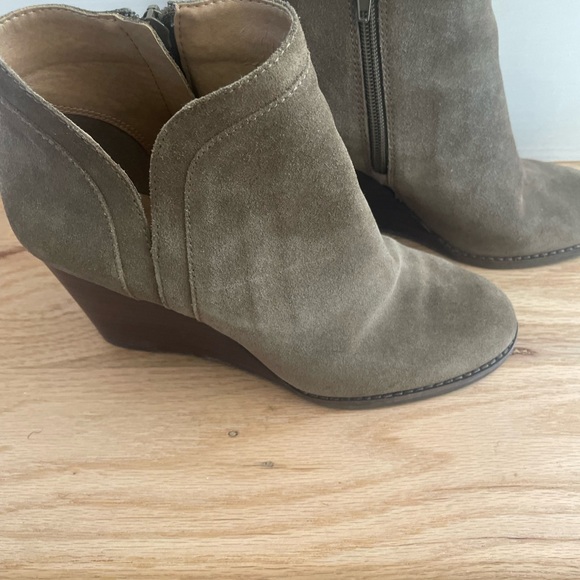 Lucky Brand LK-Yimina Women's Wedge Booties Boots Size 8.5 Suede Tan - Picture 2 of 9